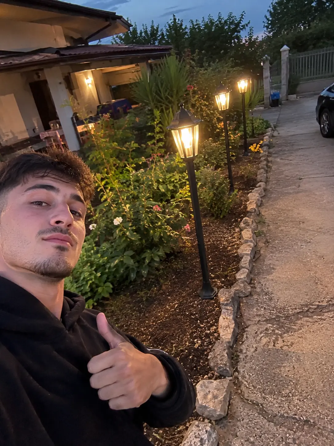 Garden Pro 6 ügyfél az otthona előtt