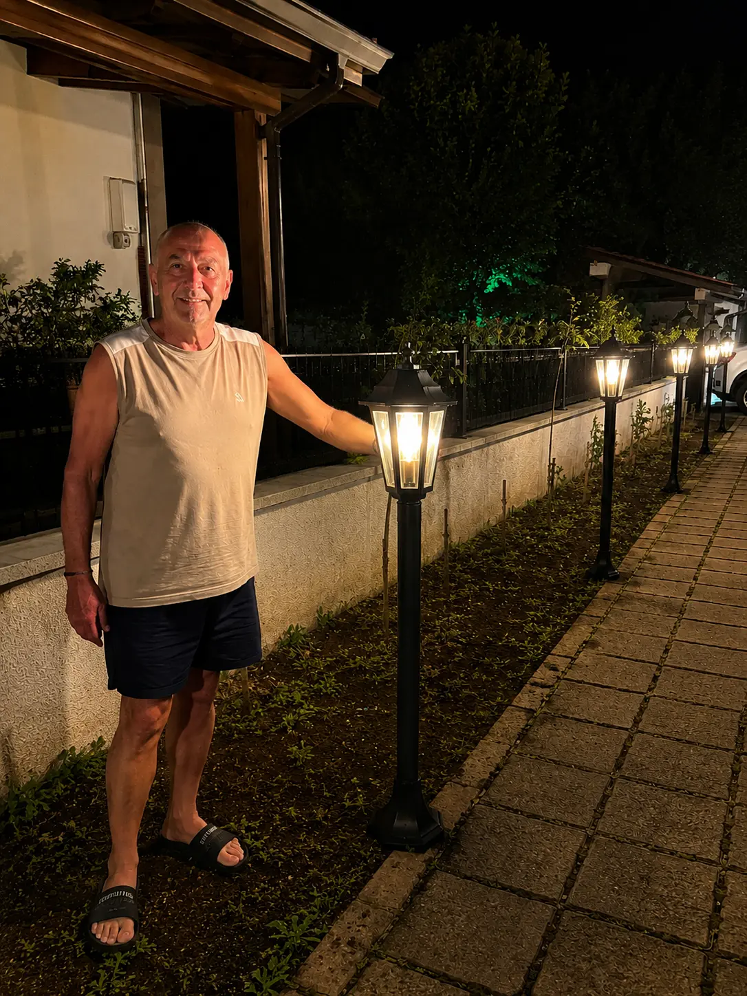 Megelégedett vásárló a napelemes kerti lámpásokkal a felhajtóba szerelve